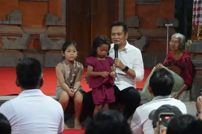 Bupati Jembrana I Made Kembang Hartawan merayakan ulang tahunnya yang ke-51 bersama anak-anak kurang mampu sambil berbagi motivasi tentang perjuangan hidup dan pentingnya meraih cita-cita.