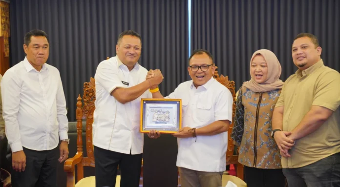 Bupati Gianyar, I Made Mahayastra menerima kunjungan rombongan DPRD Provinsi DKI Jakarta di Ruang Kerja Bupati Gianyar, Kamis 7 Mei 2026.