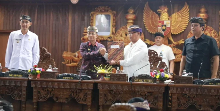 Pemerintah Kabupaten Klungkung bersama DPRD Kabupaten Klungkung resmi menetapkan dua Rancangan Peraturan Daerah (Ranperda) menjadi Peraturan Daerah (Perda) dalam Sidang Paripurna yang berlangsung di Ruang Sidang Sabha Nawa Natya, Kantor DPRD Klungkung, Kamis 7 Mei 2026.