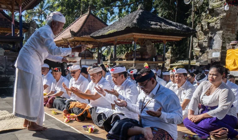 Pemerintah Kabupaten Bangli memulai rangkaian Hari Ulang Tahun (HUT) ke-822 Kota Bangli dengan menggelar persembahyangan bersama di Pura Kehen, Kamis 7 Mei 2026.