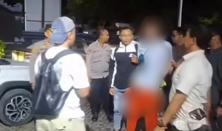 Polisi mengamankan WNA asal Inggris usai melakukan penganiayaan terhadap petugas FO sebuah resort di Desa Pejarakan, Kecamatan Gerokgak, Buleleng.