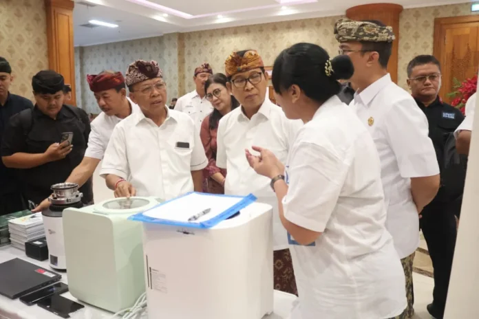 Gubernur Bali Wayan Koster meminta pelaku usaha hotel, restoran, dan kafe segera menerapkan pengelolaan sampah mandiri guna menjaga keberlanjutan pariwisata dan mengurangi beban TPA Suwung.