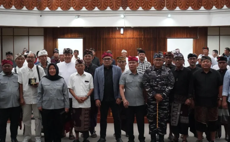 Gubernur Bali Wayan Koster menerima kunjungan Baleg DPR RI terkait pembahasan RUU Masyarakat Hukum Adat dan menyampaikan dukungan terhadap penguatan perlindungan masyarakat adat.
