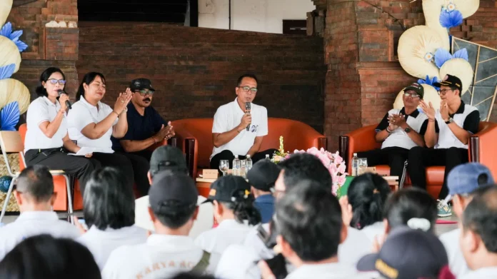 Kadisdikpora Badung I Gusti Made Dwipayana mendengarkan aspirasi guru dalam Safari Pendidikan di SMPN 5 Abiansemal untuk memperkuat komunikasi dan kualitas pendidikan di Badung.