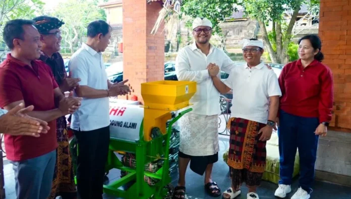Pemerintah Kabupaten Badung terus mempercepat penanganan sampah berbasis sumber di tingkat desa adat. Kali ini, dukungan diberikan kepada Desa Adat Sempidi melalui penyerahan bantuan Corporate Social Responsibility (CSR) berupa mesin pencacah sampah dan ribuan bag komposter yang diserahkan langsung Wakil Bupati Badung I Bagus Alit Sucipta di Wantilan Pura Desa Adat Sempidi, Jumat 8 Mei 2026.