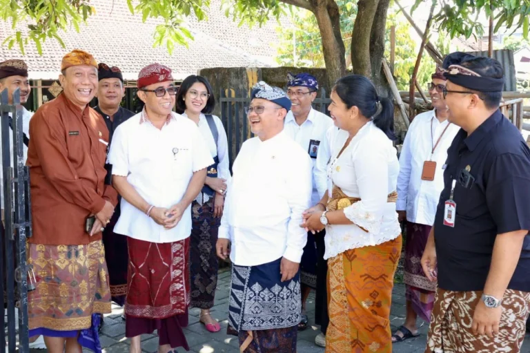 Wali Kota Denpasar, IGN Jaya Negara saat mendampingi Menteri Pendidikan Dasar dan Menengah Republik Indonesia, Prof. Dr. Abdul Mu'ti, M.Ed., beserta jajaran dalam melakukan kunjungan kerja peninjauan langsung pada program revitalisasi sekolah di SDN 6 Sumerta, Denpasar Timur, pada Kamis (7/5/2026).