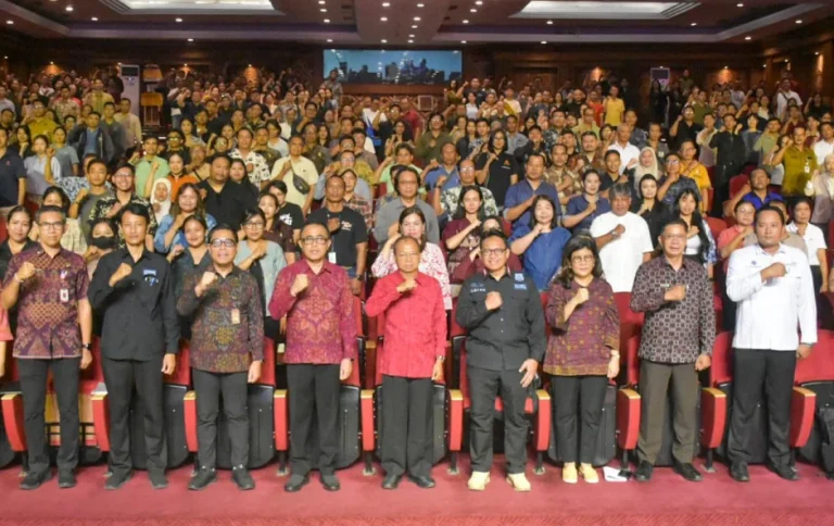 Wali Kota Denpasar, I Gusti Ngurah Jaya Negara bersama Wakil Walikota Denpasar, I Kadek Agus Arya Wibawa saat mendampingi Gubernur Bali, Wayan Koster serangkaian sosialisasi bagi pengusaha di sektor Hotel, Restoran, Kafe/Katering (Horeka) dan Daerah Tujuan Wisata (DTW) untuk mendukung optimalisasi pengolahan sampah berbasis sumber di Dharma Negara Alaya, Jumat (8/5/2026).