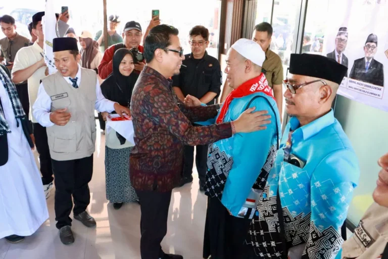 Wakil Walikota Denpasar, I Kadek Agus Arya Wibawa melepas secara resmi rombongan calon Jamaah Haji dari Kota Denpasar Tahun 1447 Hijriah/2026 Masehi di Terminal Ubung Denpasar, Jumat (8/5/2026) sore.