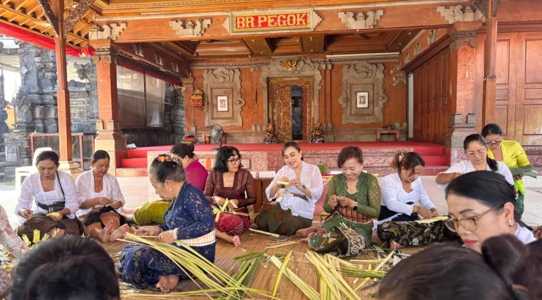 Wanita Hindu Dharma Indonesia (WHDI) Kota Denpasar kembali menggelar pelatihan pembuatan banten bagi masyarakat sebagai upaya menjaga tradisi dan memperkuat pemahaman umat terhadap sarana upacara keagamaan Hindu.