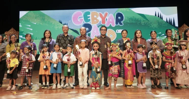 Suasana semarak mewarnai pelaksanaan puncak Gebyar PAUD Kota Denpasar 2026 yang berlangsung di Gedung Dharma Negara Alaya (DNA), Jumat 8 Mei 2026 sore.