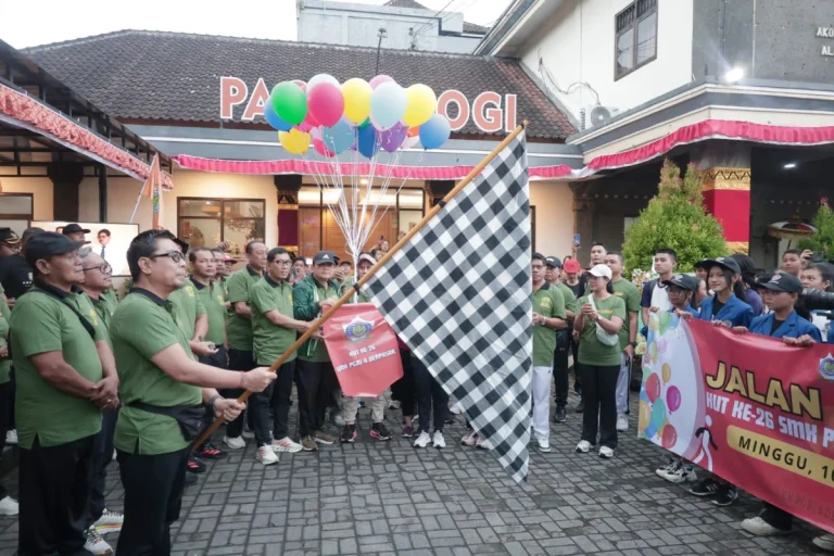 Wawali Arya Wibawa saat melepas kegiatan Jalan Sehat serangkaian HUT ke-26 SMK PGRI 4 Denpasar, di halaman sekolah tersebut, Minggu (10/5).