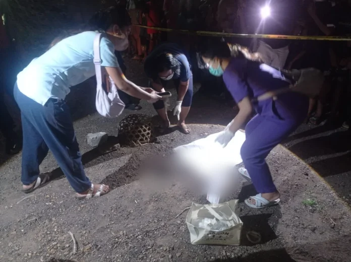 Petugas kepolisian saat melakukan olah TKP penemuan jenazah bayi di wilayah Desa Sangsit, Kecamatan Sawan, Buleleng.