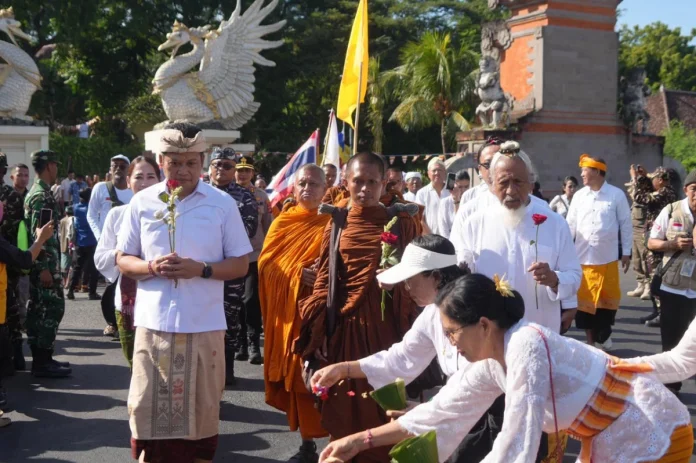 Sebanyak 58 Bhikkhu dari berbagai negara yang mengikuti perjalanan spiritual bertajuk “Indonesia Walk for Peace” melanjutkan perjalanan dari Bali menuju Pulau Jawa melalui Pelabuhan Gilimanuk, Senin 11 Mei 2026.