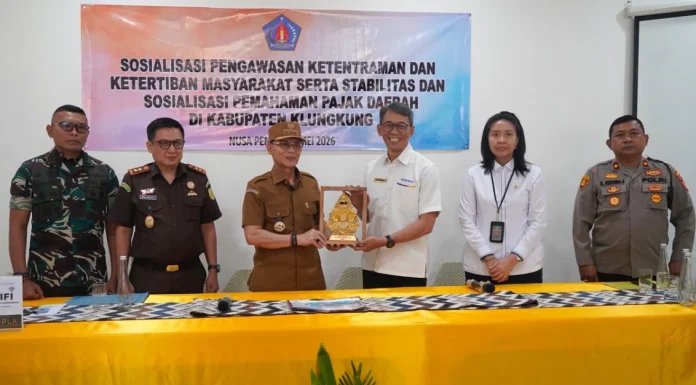 Bupati Klungkung, I Made Satria membuka kegiatan Sosialisasi Pengawasan Ketentraman dan Ketertiban Masyarakat serta Sosialisasi Pemahaman Pajak Daerah di Kabupaten Klungkung yang berlangsung di Meeting Room Caspla Beach Club, Kecamatan Nusa Penida, Senin 11 Mei 2026.