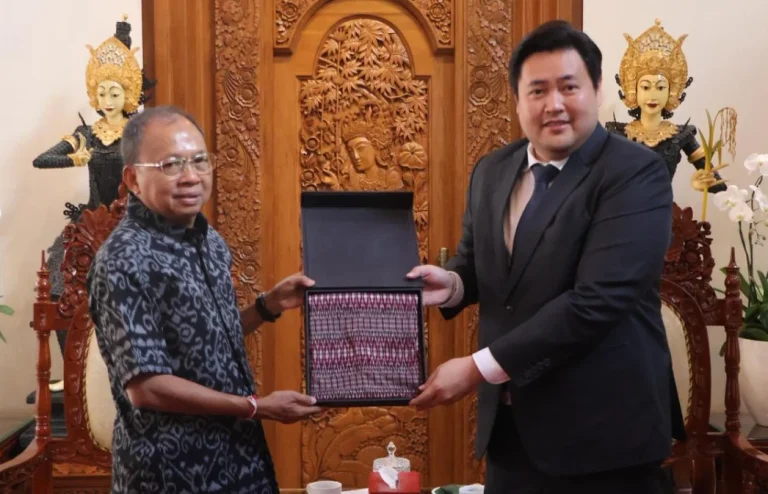 Gubernur Bali, Wayan Koster menerima kunjungan Gubernur Siquijor, Filipina, Jake Vincent Sarmiento Villa di Rumah Jabatan Jaya Sabha, Denpasar, Minggu 10 Mei 2026.