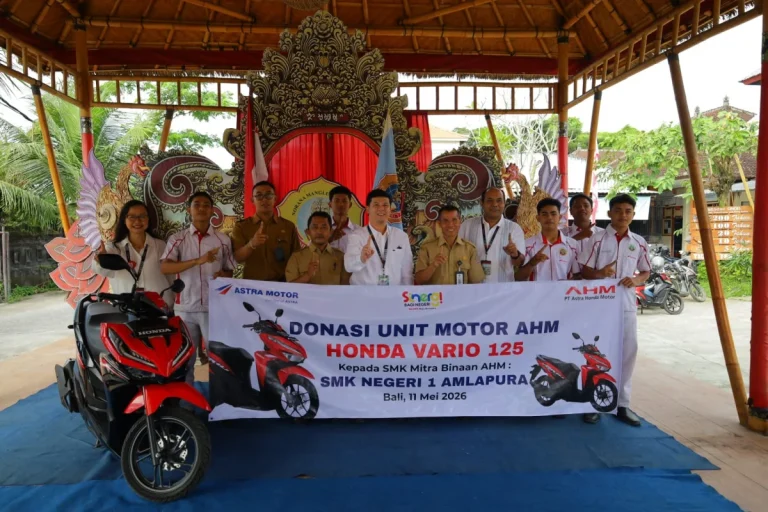 Astra Motor Bali bersama PT Astra Honda Motor mendukung pendidikan vokasi di SMK Negeri 1 Amlapura melalui donasi Honda Vario 125 untuk meningkatkan kompetensi siswa TBSM yang lebih unggul.