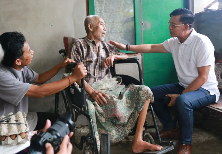 Bupati Klungkung I Made Satria menyerahkan bantuan sosial kepada dua lansia di Desa Sarimerta sebagai bentuk kepedulian pemerintah terhadap warga yang membutuhkan.