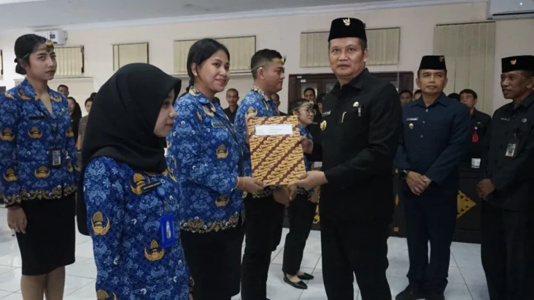 Pemerintah Kabupaten Jembrana kembali melaksanakan penguatan struktur aparatur sipil negara melalui pelantikan dan pengambilan sumpah jabatan pejabat serta Pegawai Negeri Sipil (PNS) formasi tahun 2024.