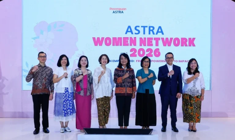 Wakil Menteri Pekerjaan Umum Diana Kusumastuti (keempat kanan), Chief Executive Officer Grab Indonesia Neneng Goenadi (ketiga kanan), Direktur Astra Gita Tiffani Boer (keempat kiri), Chief Group Executive Management and Development Astra Mariana Kokasih (kedua kiri), Chief of Corporate Affairs Astra Boy Kelana Soebroto (kedua kanan), Chief of Corporate Human Capital Development Astra Matilda Esther (kanan), Head of Astra Management Development Institute Astra Anton Johannes (kiri) dan Ketua Umum Perempuan Astra & CEO AstraPay Rina Apriana (ketiga kiri) dalam acara Astra Women Network 2026 yang berlangsung di Menara Astra, Jakarta, pada Selasa (12/5/2026).