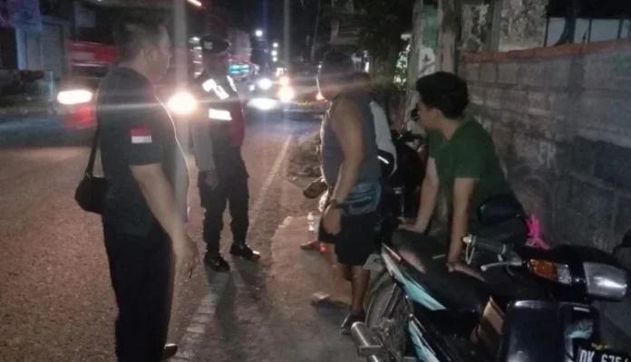 Proses olah TKP kasus pencurian sepeda motor di wilayah Banjar Dinas Dauh Munduk, Desa Bungkulan, Kecamatan Sawan, Buleleng.