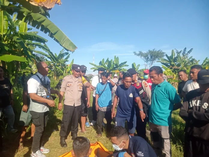 Proses evakuasi jasad pria yang ditemukan di saluran irigasi wilayah Desa Tukadmungga, Kecamatan Buleleng.