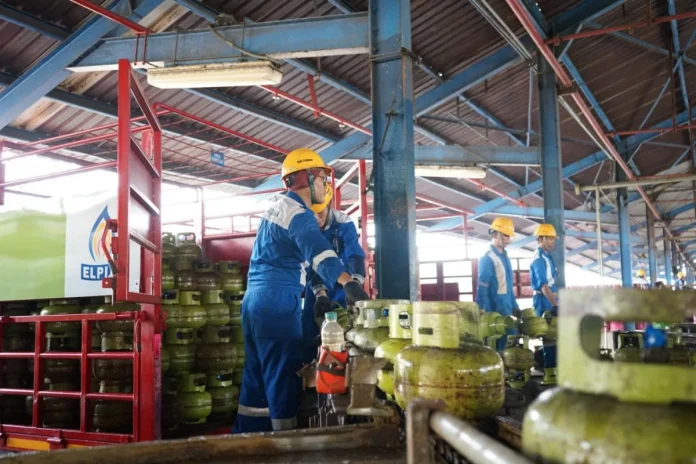 Pertamina Patra Niaga menambah pasokan LPG 3 kg di Bali sebanyak 147.840 tabung untuk memastikan kebutuhan energi masyarakat tetap aman selama libur panjang Kenaikan Isa Almasih. Pertamina Patra Niaga menambah pasokan LPG 3 kg di Bali sebanyak 147.840 tabung untuk memastikan kebutuhan energi masyarakat tetap aman selama libur panjang Kenaikan Isa Almasih.