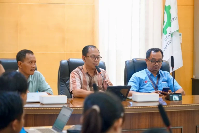 Manager PLN UP2D Bali Petrus Irwan Ichwansaputra (tengah) sedang memberikan arahan kepada operator command centre didampingi Manajemen Mitra Kerja Penyedia Tenaga Operator Command Centre.