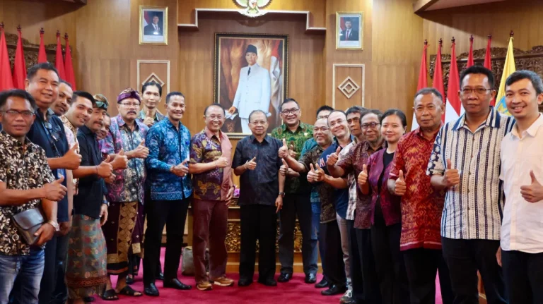 Gubernur Bali, Wayan Koster menggelar rapat koordinasi bersama pelaku usaha transportasi dan pengurus koperasi taksi di Ruang Rapat Kerthasabha, Jayasabha, Denpasar, Kamis 14 Mei 2026.