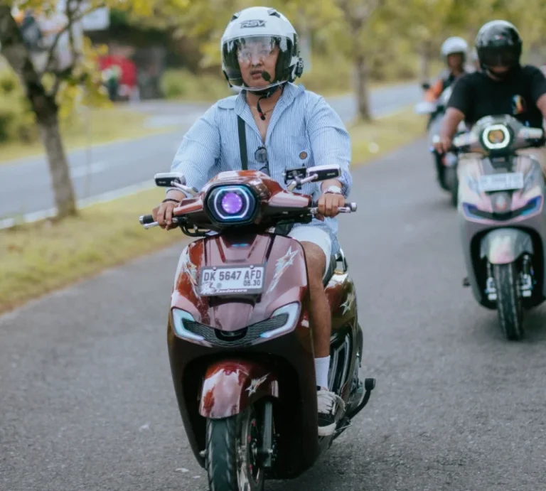 Astra Motor Bali mengimbau pengendara tetap #Cari_Aman dengan menjaga hidrasi, menggunakan perlengkapan yang nyaman, dan menghindari berkendara saat cuaca panas ekstrem untuk mencegah heatstroke