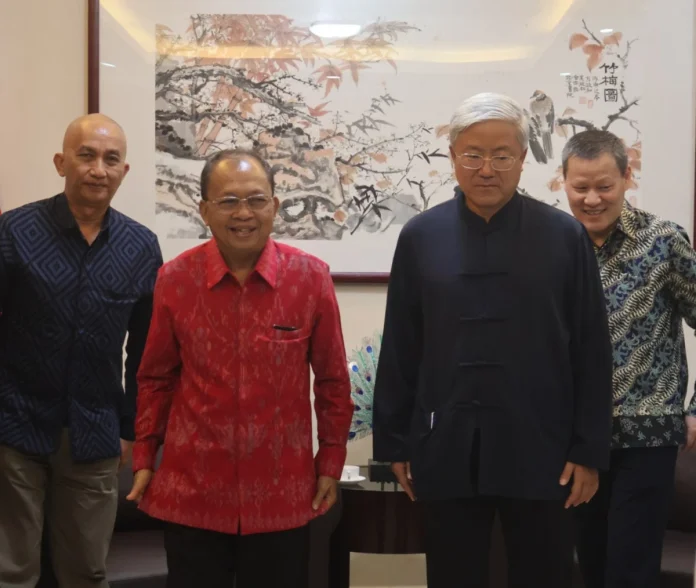 Gubernur Wayan Koster dan Konjen Tiongkok Zhang Zhisheng membahas penguatan kerja sama Bali - Tiongkok di sektor PSEL, digitalisasi, keamanan, dan ekspor komoditas pertanian Bali. Gubernur Wayan Koster dan Konjen Tiongkok Zhang Zhisheng membahas penguatan kerja sama Bali - Tiongkok di sektor PSEL, digitalisasi, keamanan, dan ekspor komoditas pertanian Bali.
