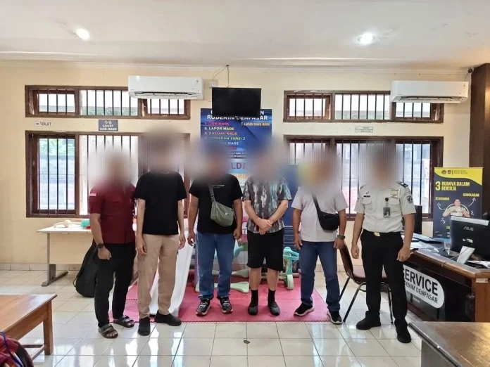 Petugas Imigrasi Singaraja saat melakukan pemindahan WNA asal Kanada ke Rumah Detensi Imigrasi Denpasar.
