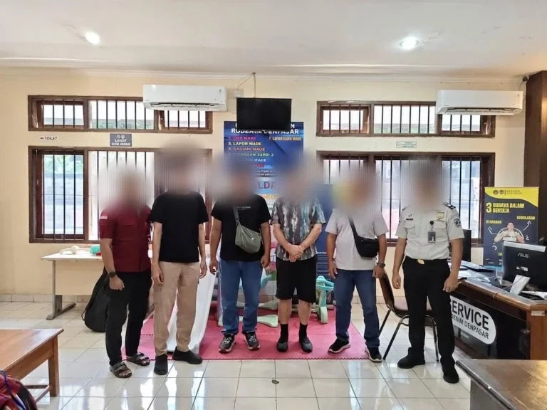 Petugas Imigrasi Singaraja saat melakukan pemindahan WNA asal Kanada ke Rumah Detensi Imigrasi Denpasar.