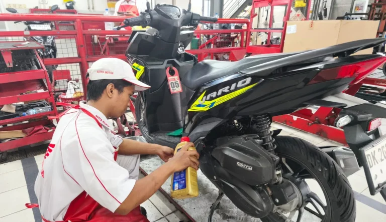 Astra Motor Bali mengingatkan pengguna sepeda motor Honda agar tidak sembarangan dalam mengisi oli mesin. Takaran oli yang tidak sesuai standar dinilai dapat memengaruhi performa kendaraan hingga mempercepat kerusakan komponen mesin.