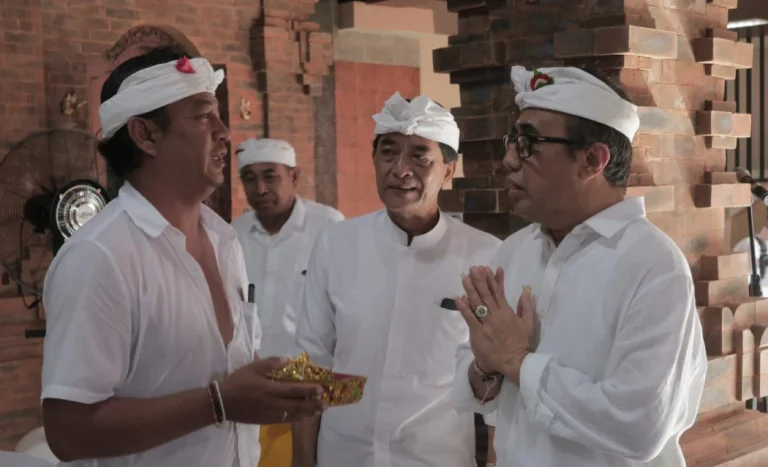 Wali Kota Denpasar I Gusti Ngurah Jaya Negara menghadiri sekaligus menyaksikan prosesi upacara pemelaspasan pewaregan dan Gedung Serbaguna Balai Banjar Batanpoh, Kelurahan Sanur Kaja, Denpasar, Sabtu 16 Mei 2026.