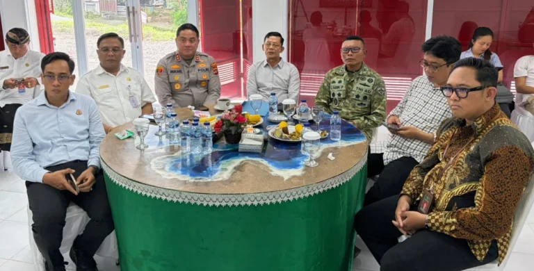Bupati Klungkung I Made Satria mengikuti peluncuran Kawasan Digital dan Ketahanan Masyarakat Pusat (KDKMP) yang digelar secara virtual dari Gerai KDKMP Dusun Apet, Desa Selat, Kecamatan Klungkung, Sabtu 16 Mei 2026.