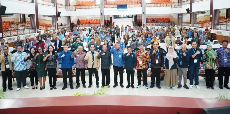 Gubernur Bali Wayan Koster memanfaatkan forum akademisi perikanan dan kelautan tingkat nasional untuk memperkenalkan potensi garam tradisional Bali.