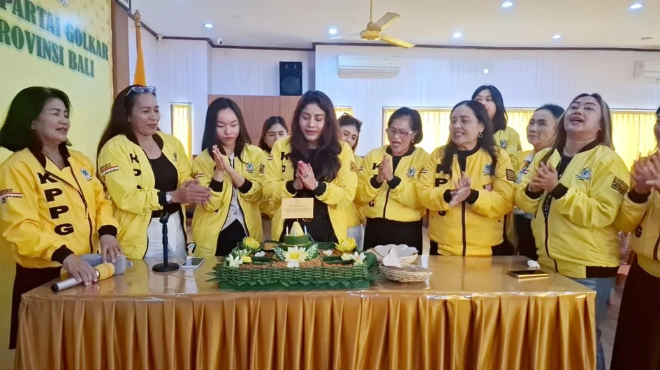 Suasana perayaan HUT-24 tahun 2026, KPPG Provinsi Bali melaksanakan pemotongan tumpeng di Sekretariat DPD Partai Golkar Provinsi Bali.