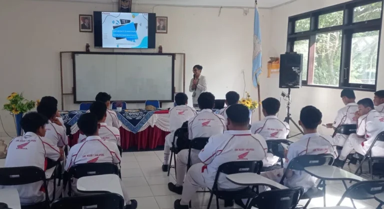 Upaya memperkuat kualitas lulusan pendidikan vokasi terus dilakukan Astra Motor Bali melalui penyelenggaraan pembelajaran industri bagi siswa Program Teknik dan Bisnis Sepeda Motor (TBSM) SMK Negeri 1 Amlapura.