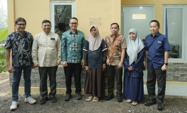 Direktur Penyusunan Sistem Pembiayaan Perumahan dan Kawasan Permukiman Kementerian PKP RI R. Haryo Bekti Martoyoedo (ketiga kanan), Bupati Garut Abdusy Syakur Amin (kedua kiri), Sekretaris Dinas Perumahan dan Permukiman Provinsi Jawa Barat Isma Andini Prihati (kedua kanan), Chief of Corporate Affairs Astra Boy Kelana Soebroto (ketiga kiri), dan Ketua Pengurus Yayasan Astra - Yayasan Dharma Bhakti Astra Rahmat Samulo (kiri) dalam kegiatan serah terima kunci Rumah Layak Huni (RLH) sekaligus peluncuran EcoBiz di Desa Sejahtera Astra Garut yang terletak di Kecamatan Pakenjeng, Kabupaten Garut, Jawa Barat, pada Kamis (28/5/2026).
