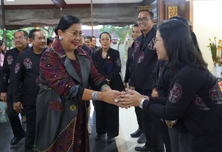 Ketua Dekranasda Provinsi Bali, Putri Suastini Koster, mengungkapkan kekhawatirannya terhadap semakin berkurangnya generasi muda yang tertarik menekuni profesi sebagai penenun.
