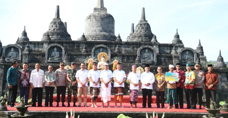 Bupati Buleleng I Nyoman Sutjidra bersama Wakil Bupati Gede Supriatna menghadiri pelepasan perjalanan suci para Bhikkhu dalam rangka Indonesia Walk For Peace (IWFP) 2026 di Wihara Brahmavihara Arama, Kecamatan Banjar, Jumat 8 Mei 2026.