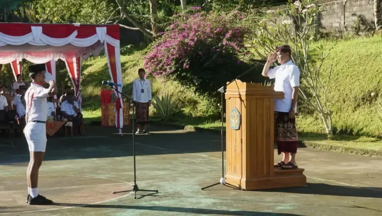 Wakil Bupati Buleleng, Gede Supriatna, menjadi pembina Upacara Hardiknas 2026 di SMP Negeri 3 Seririt serta menekankan pentingnya gotong royong dalam meningkatkan mutu pendidikan.