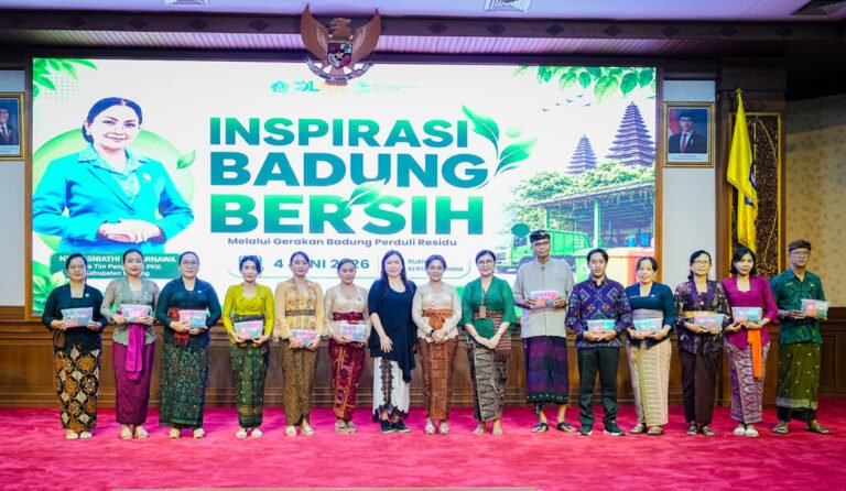 Ketua TP. PKK Badung Nyonya Rasniathi Adi Arnawa saat hadiri Sosialisasi Badung Peduli Residu dan Optimalisasi Bank Sampah Mangu Srikandi di Ruang Kertha Gosana, Puspem Badung, Kamis (4/6).