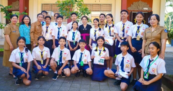 Bunda Anti Narkoba Kabupaten Badung yang juga Ketua Tim Penggerak PKK Kabupaten Badung, Rasniathi Adi Arnawa, memberikan edukasi langsung kepada para siswa SMP Negeri 4 Petang, Desa Carangsari, Kecamatan Petang, Senin 8 Juni 2026.