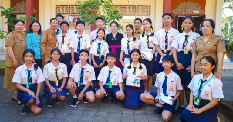 Bunda Anti Narkoba Kabupaten Badung yang juga Ketua Tim Penggerak PKK Kabupaten Badung, Rasniathi Adi Arnawa, memberikan edukasi langsung kepada para siswa SMP Negeri 4 Petang, Desa Carangsari, Kecamatan Petang, Senin 8 Juni 2026.
