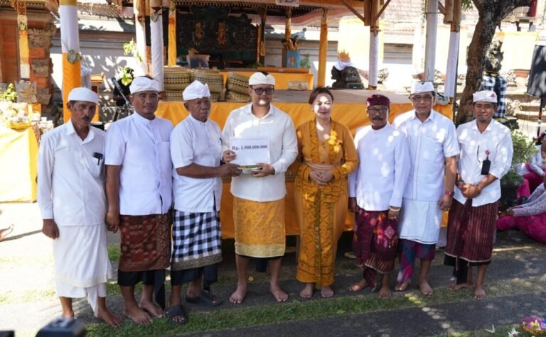 Wabup Bagus Alit Sucipta, menghadiri pelaksanaan Karya Rsigana, Melaspas dan Mendem Pedagingan di Pura Desa, Desa Adat Sibanggede, Abiansemal Badung, Selasa (2/6).