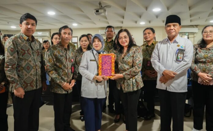Dalam rangka mempercepat terwujudnya Badung Berdaulat Pangan dan Berdikari, Tim Penggerak PKK Kabupaten Badung bersama Badan Kesatuan Bangsa dan Politik (Kesbangpol) Kabupaten Badung melaksanakan studi komparasi ke Blitar dan Surabaya, Senin 22 Juni 2026.