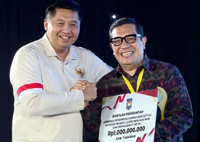Bupati Tabanan I Komang Gede Sanjaya menerima penghargaan Terbaik III nasional atas keberhasilan daerahnya menurunkan kemiskinan dan stunting melalui program inovatif dan terpadu.