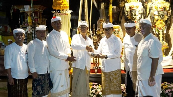Bupati Badung I Wayan Adi Arnawa menghadiri puncak karya piodalan di Pura Dalem Puri, Desa Bongkasa, Kecamatan Abiansemal, Kamis 18 Juni 2026.