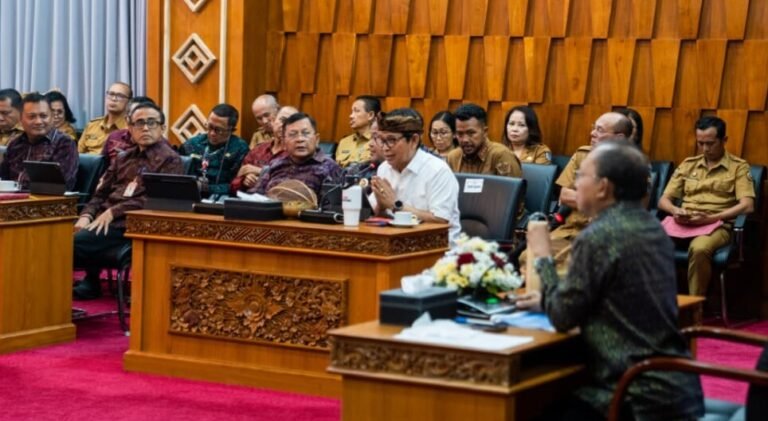 Bupati Badung I Wayan Adi Arnawa memaparkan berbagai capaian pembangunan dan arah kebijakan strategis Kabupaten Badung dalam Rapat Koordinasi Pemerintah Provinsi Bali yang dipimpin Gubernur Bali Wayan Koster di Ruang Kertha Sabha, Denpasar, Senin 8 Juni 2026.